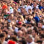 スポーツの試合を観戦する大勢の観客（ピントをぼかした群衆）